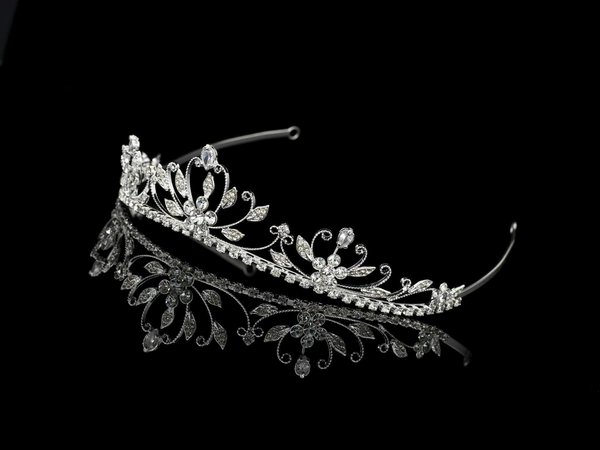 Quali sono i migliori consigli per indossare una tiara con eleganza in occasioni non nuziali?