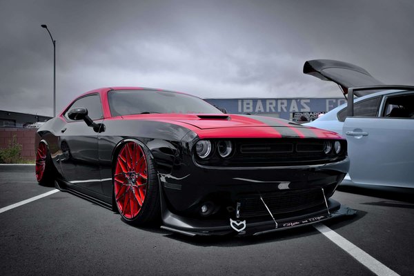 Come si può migliorare la visibilità laterale in un veicolo con vetri oscurati?