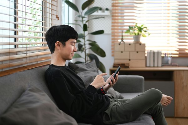 Scopri il maglione nero per uomo: stile e comfort in uno